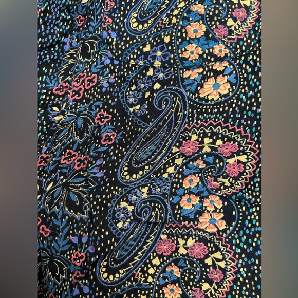 🎄$5🎄 Paisley Print Button Down - Picture 5 of 5